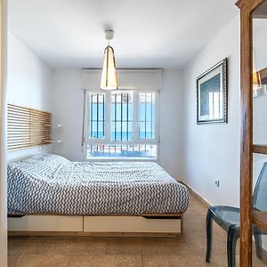 Beachfront Bliss: Apartamento A Pie De Playa